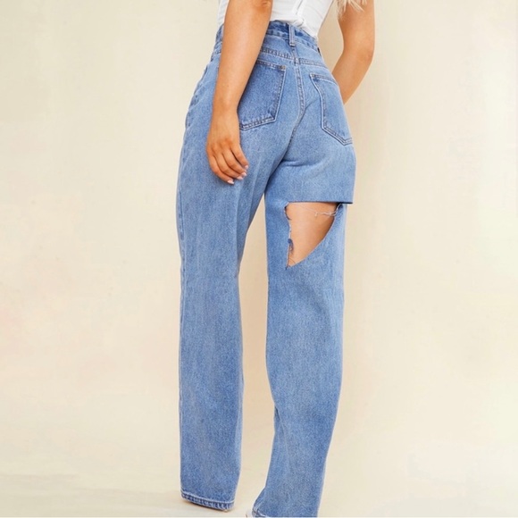 PrettyLittleThing Baggy Boyfriend Rip Jeans - Picture 2 of 11
